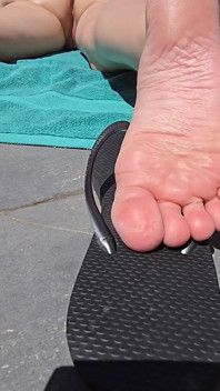 Sottomessa nuda (a piedi nudi)