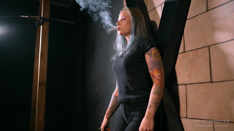 Cruel Anettes fetish world: Fumando en la cruz de Andrew 4k
