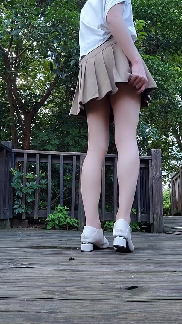 Taiwancdgirl: Shemale Ting Xuan Masturbates Outdoor and Ejaculates on Her Legs.