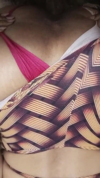 Awek MILF diregangkan pantatnya oleh seorang lelaki dengan zakar yang sangat besar.