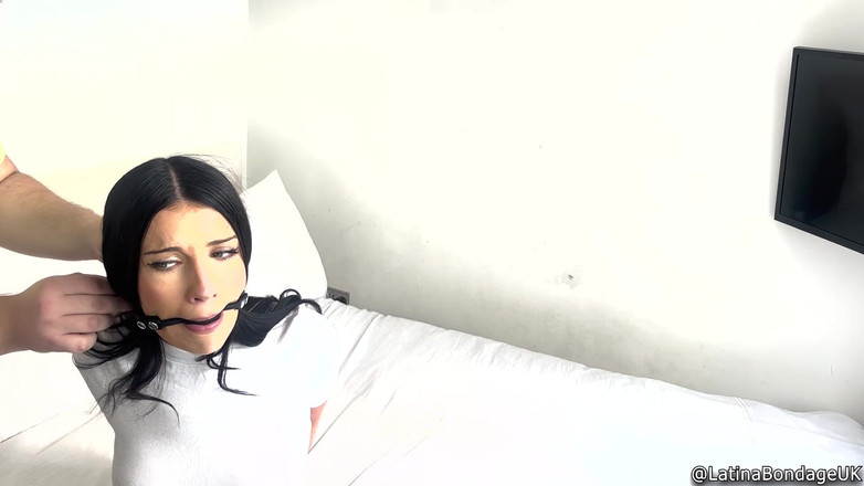 Latina Fetish: Tatti je svázaná a roubíkem se 3 různými ballgags! Tak svázaná! (hd1080p)(diskontováno)