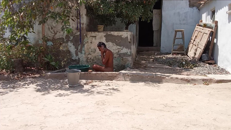 Mukesh Solanki: Mukesh Solanki tomando banho