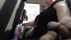 在公共交通工具上，一个陌生人看到一个鸡巴，并给一个男人撸管并射精