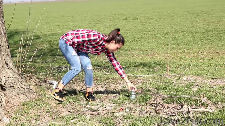 Love 2 Piss: Čůrání na straně silnice a na mnoha dalších místech - kompilace