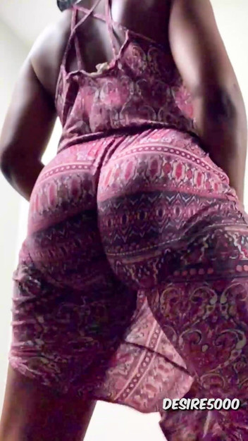 Meta Milf: Ass skakar och twerking i min sommarklänning