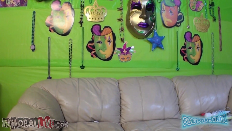 Immoral Live: Blonďatá bohyně Nicole Aniston se připojila k souboru Squirtamania