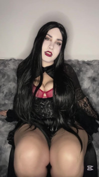 맛있는 고통: Morticia Addams는 어두운 쾌락으로 당신을 지배합니다.