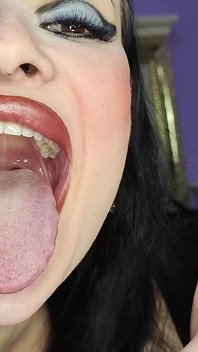 Giantess Bermain Dengan 7 Orang Kecil Dan Menelan Mereka