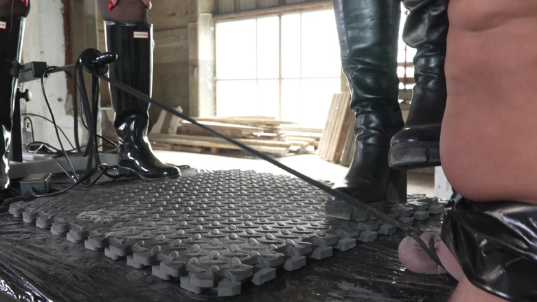 MissAlessaMilano: Squeezing Testicles Through Boots