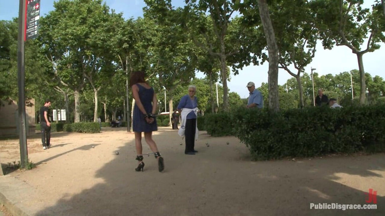 Public Disgrace by Kink: Španělská kočka je ošukaná do krku na ulici svázaná před...