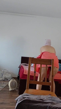 Bini seksi dengan pepek berbulu menari berbogel.