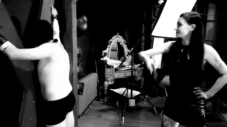 Dominatrix Nika: デモンストレーションホイップ