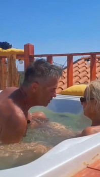 Amatérská blonďatá zralá manželka si užívá nahé potěšení v Jacuzzi