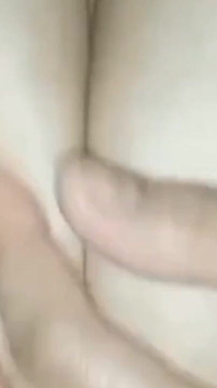 Marido deixa estranho usar esposa amarrada e de olhos vendados na cama do hotel