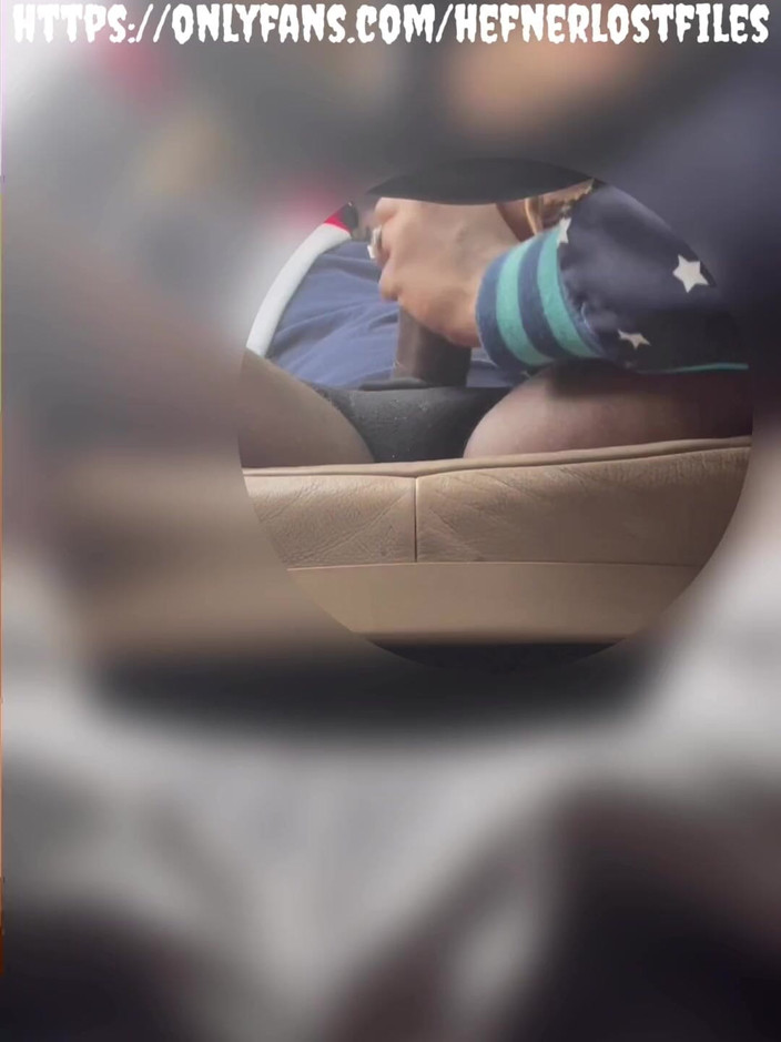 PlayboyHef: 내 자지를 빨아주면서 남친을 위해 전화에 응답한 그녀