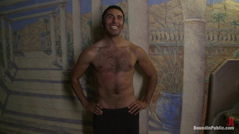 Bound in public: ヘリオスリゾートで縛られ、屈辱を味わう