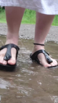 Dép Birkenstock vui chơi trong vũng nước mưa