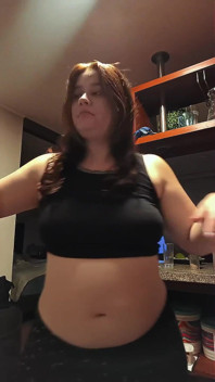 Nicole Passat is aangekomen en toont je haar vlezige poesje en dikke lichaam