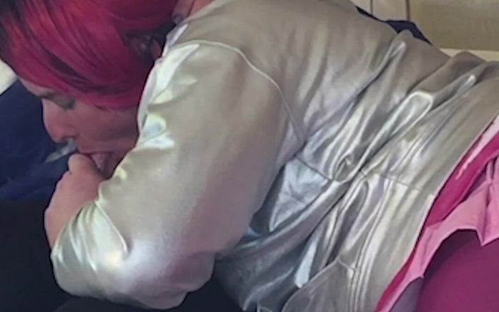 Sissy Bailey Wilde: Une superbe déesse femboy se fait sucer par la trans...