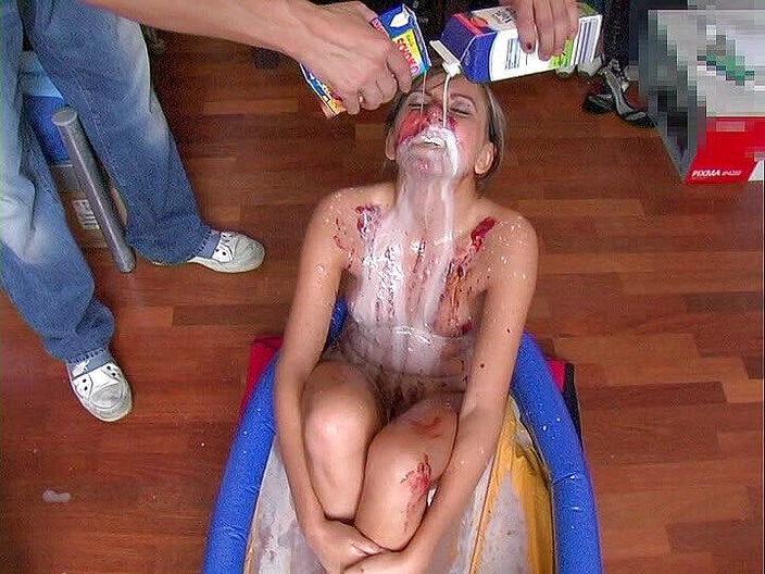 German Teen Hookers: 18letá německá teenagerka má ráda foodporn, používá kondom na okurku,...