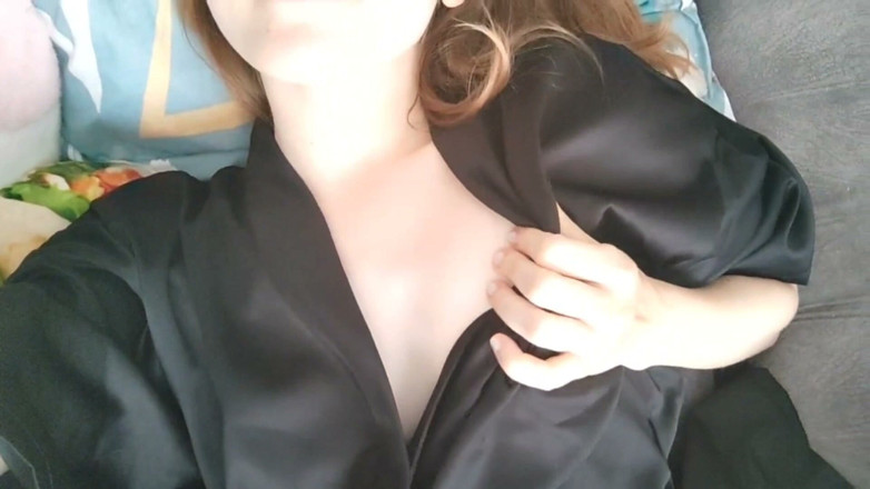 Nitosha: Hete brunette neukte haar strakke kont met haar dildo terwijl...