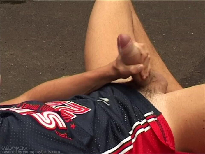 Young Bastards: Castigado en la cancha de básquetbol