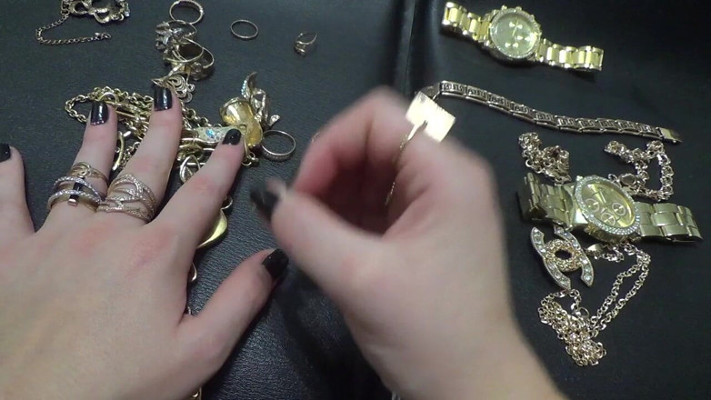 Goddess Misha Goldy: Joyas doradas y fetiche de mano