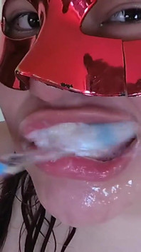 Deepthroat dan menghisap giginya dengan air mani