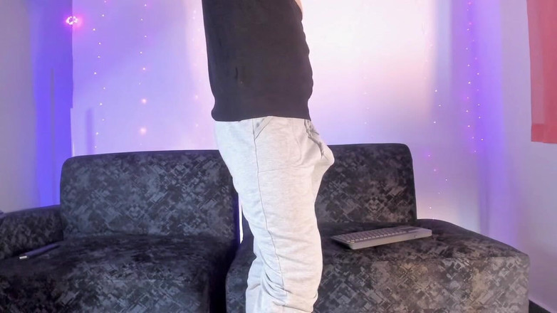 Tomas Styl: ラティーノがグレーのスウェットシャツの中でお腹を見せる