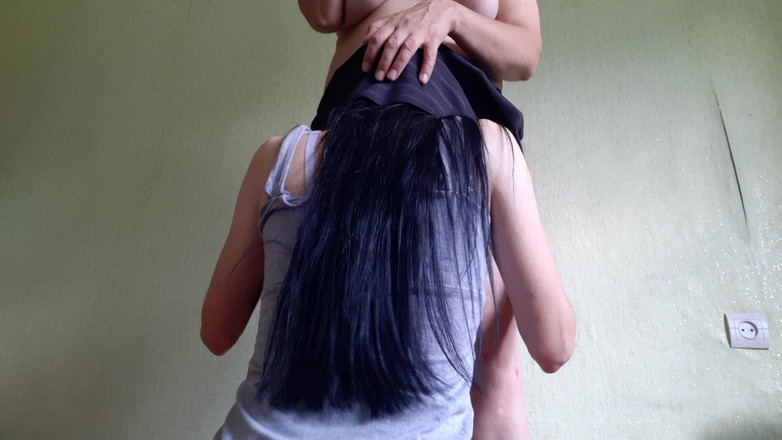Lesbian-candys: Я даю куннилингус моей мачехе-милфе, когда ее муж готовит завтрак