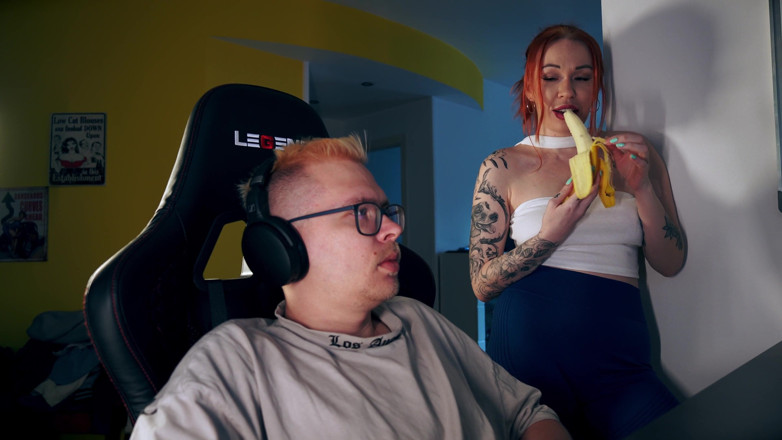 Toma Mur: Stepmom Seduces Stepson Under Desk for Facial While He Games