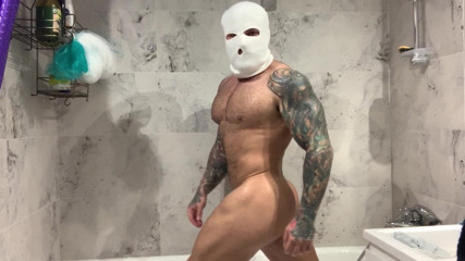 Maximus Barmin: Duşta maskeli kaslar