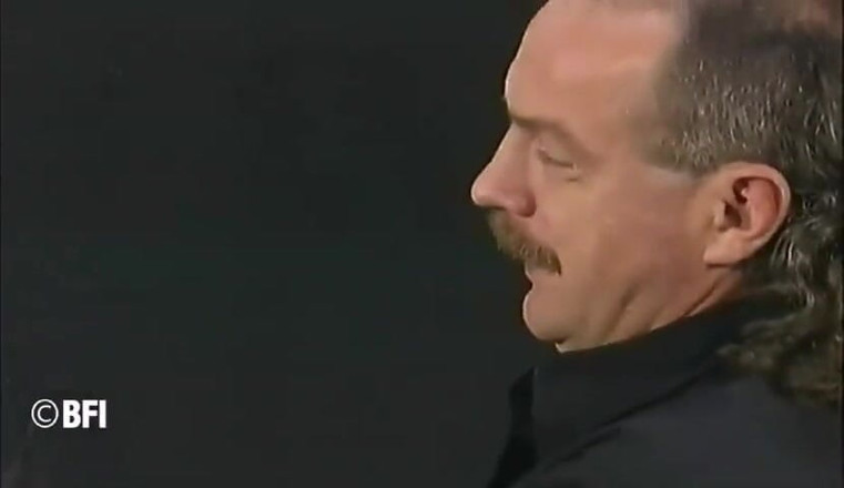 Hardcore slave sex: 一流的女孩喜欢她被挤压的乳头的感觉