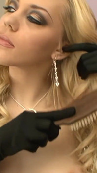 Baskın ve itaatkar lezbolar Adrianna Nicole, Lorelei Lee ve Annette Schwarz anal üçlü seks yapıyor.