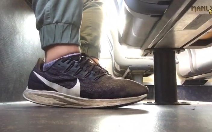 Manly foot: Pies descalzos masculinos - edición de transporte - autobús - tren - fetiche de...