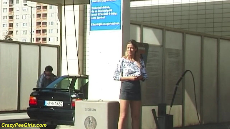 Crazy pee girls: Мочитися на автомийці на відкритому повітрі