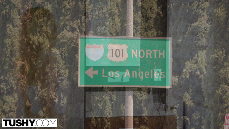 Tushy: TUSHY - Saya cuba dubur dengan rakan sebilik saya