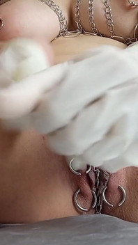 硬いピアスで穴を開けて伸ばし、リング交換を