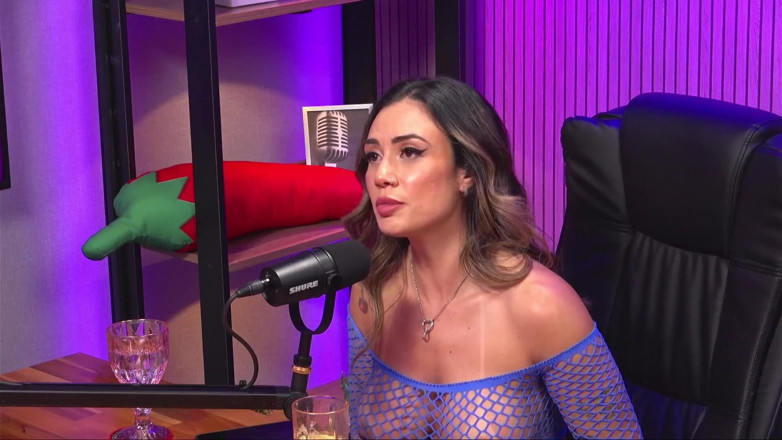 California TV: Joven Latina Con Cuerpo Perfecto Y Cabello Rizado Dando Hablar...