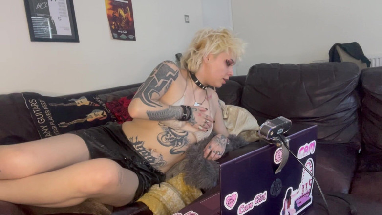 Glitterqueen1999: Goth hat herzschmerzen und macht sich selbst zurück