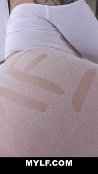 Ivy Lebelle, MILF brune, sexe en levrette