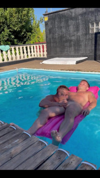 Pompini a bordo piscina
