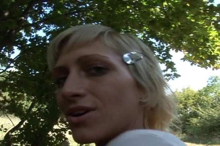 Porno kino: Gagicii germane cu pizdă cu piercing îi place să se pișe în...