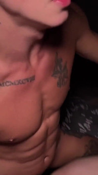 Doi tipi și un tati cu o pulă mare futute tare curul strâmt al twink-ului și spermă