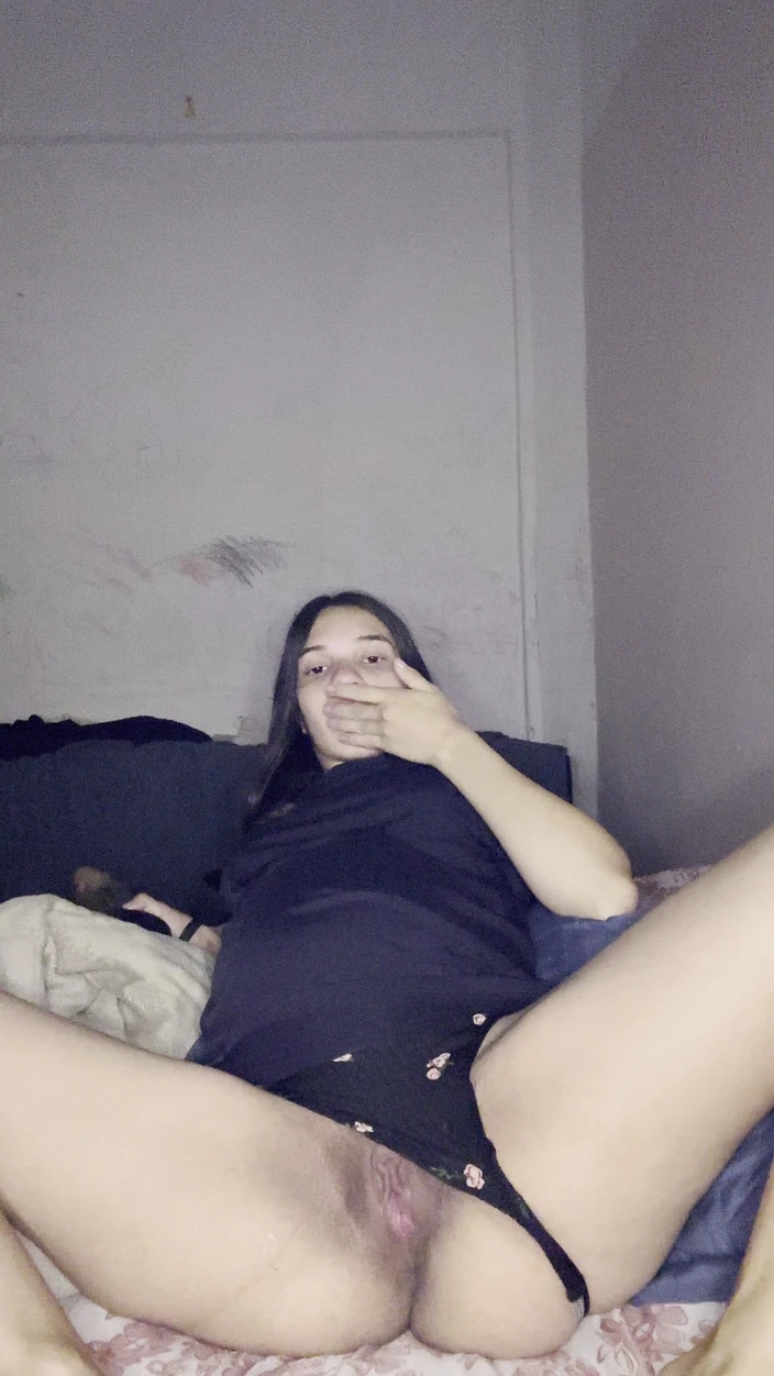 Alice Lima: Cewek ini lagi asik muasin memeknya pakai vibrator sebelum lanjut...