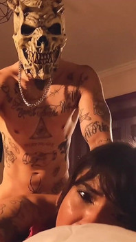 Ik had seks met een getatoeëerde knapperd op een Halloweenfeest