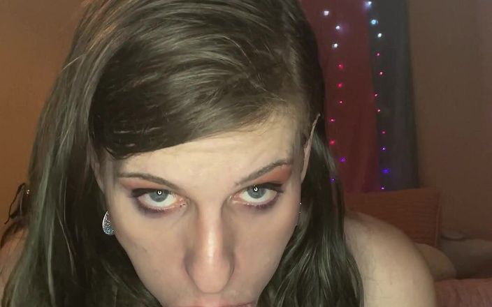 Raven Thorne: Keuschheitsschlampe Raven Thorne reitet einen fußdildo in einem netzkleid