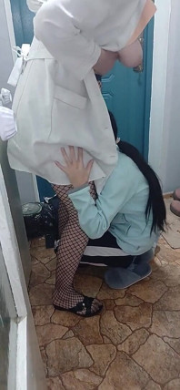 Gadis nakal ini dientot diam-diam sama suster kedokteran di kantor kedokteran