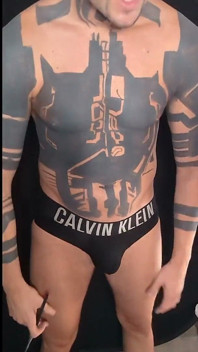 Schilderen op mijn eigen tatoeages naakt