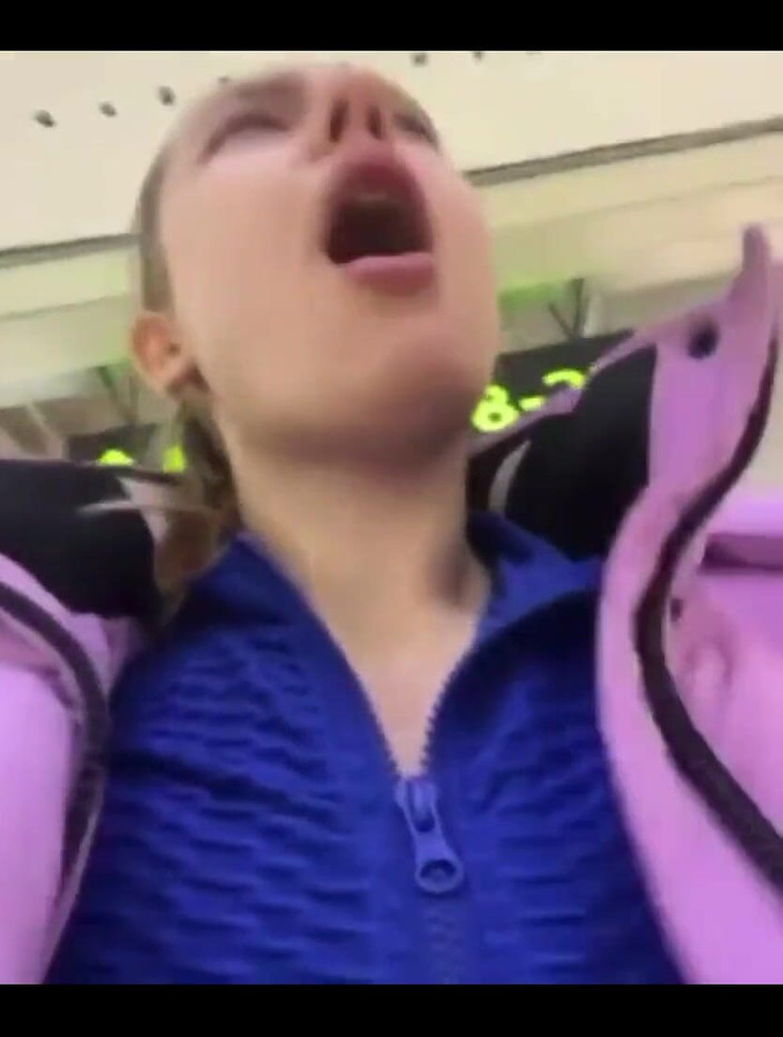 JuiceLussie: फिटिंग रूम में हस्तमैथुन क्लोज अप